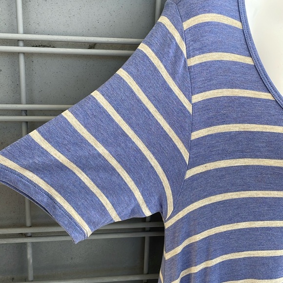 LulaRoe Contrasting Striped Perfect T High Low Top - Picture 4 of 11